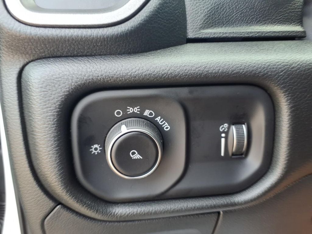 2026 RAM 1500 RAM 1500 TRADESMAN CREW CAB 4X4 5'7' BOX