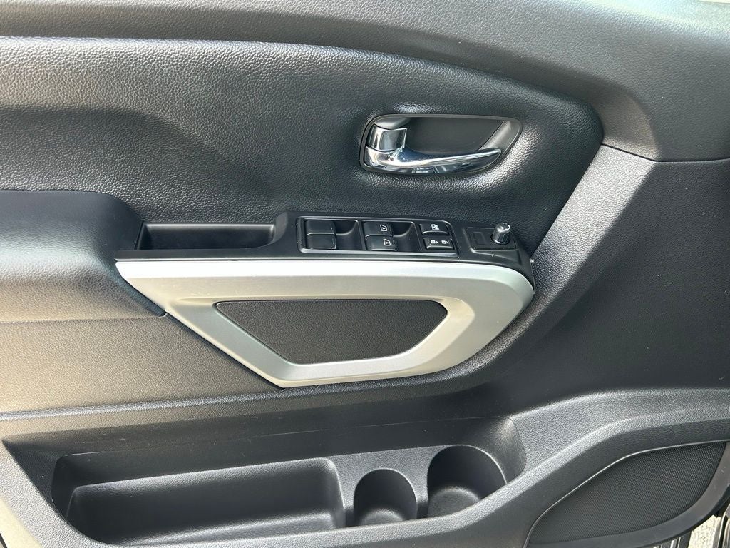 2018 Nissan TITAN SV