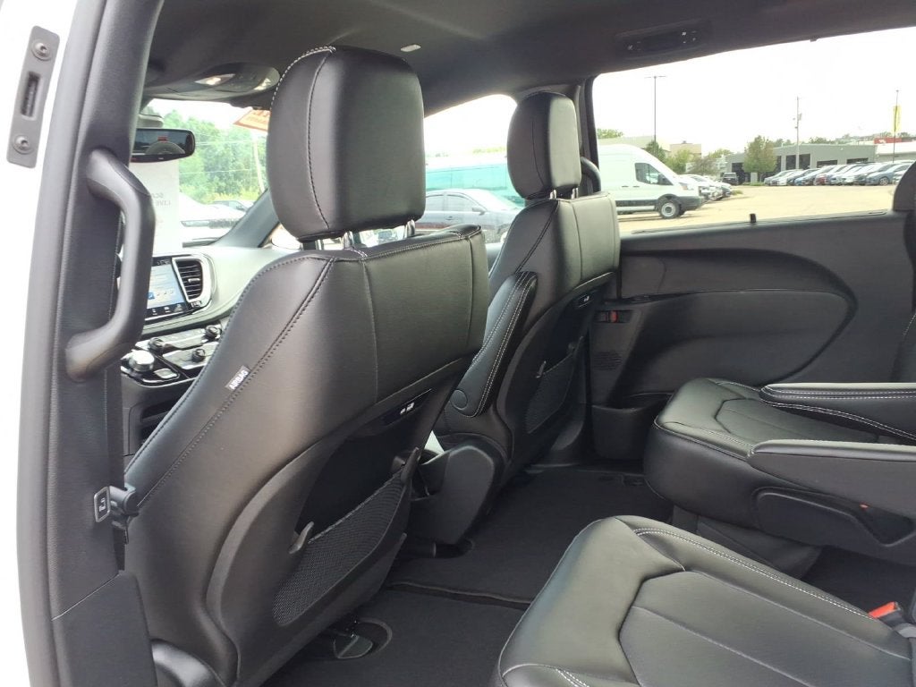 2027 Chrysler Pacifica PACIFICA SELECT AWD