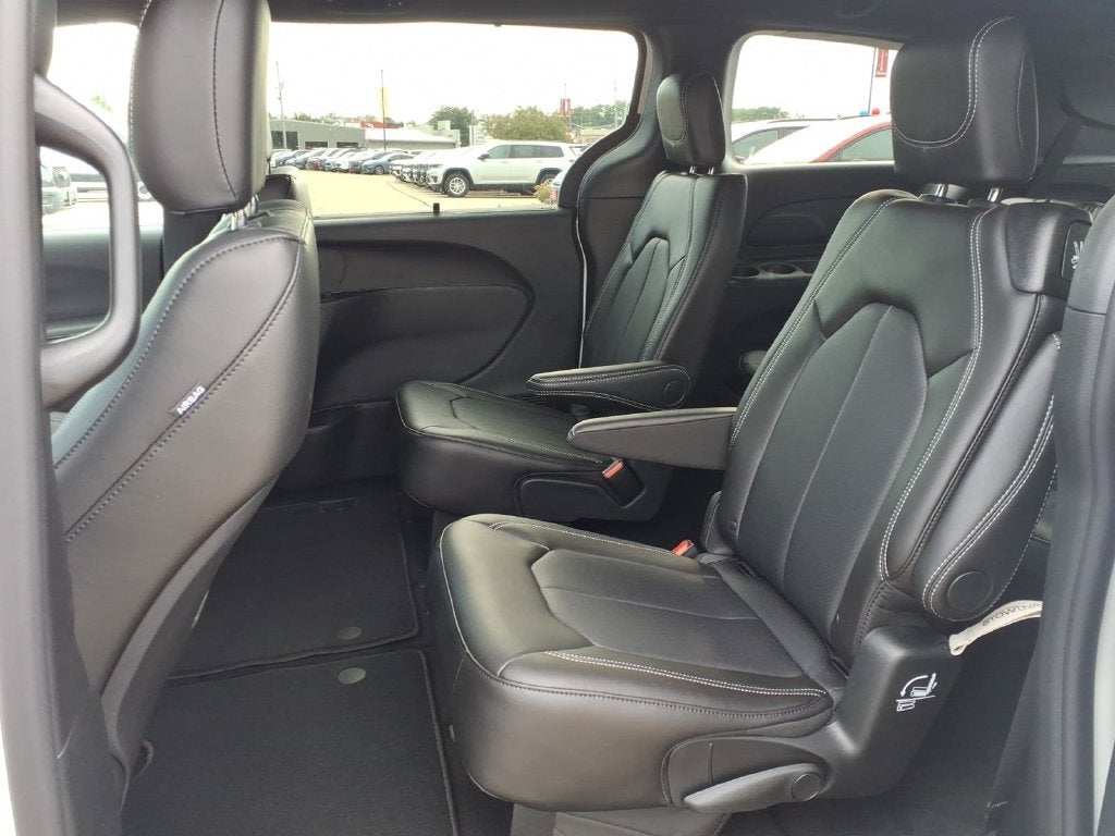 2027 Chrysler Pacifica PACIFICA SELECT AWD