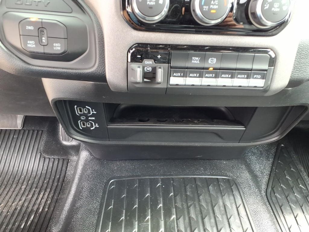 2026 RAM Ram 5500 Chassis Cab RAM 5500 TRADESMAN CHASSIS REGULAR CAB 4X4 84' CA