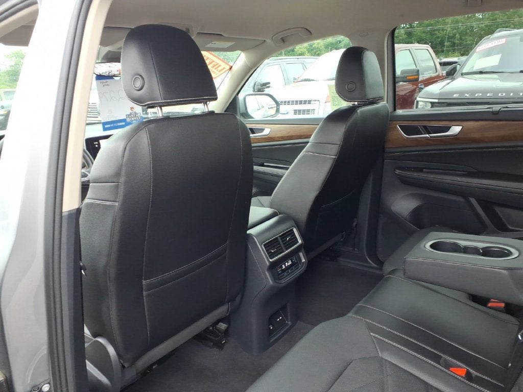 2025 Volkswagen Atlas 2.0T SE w/Technology