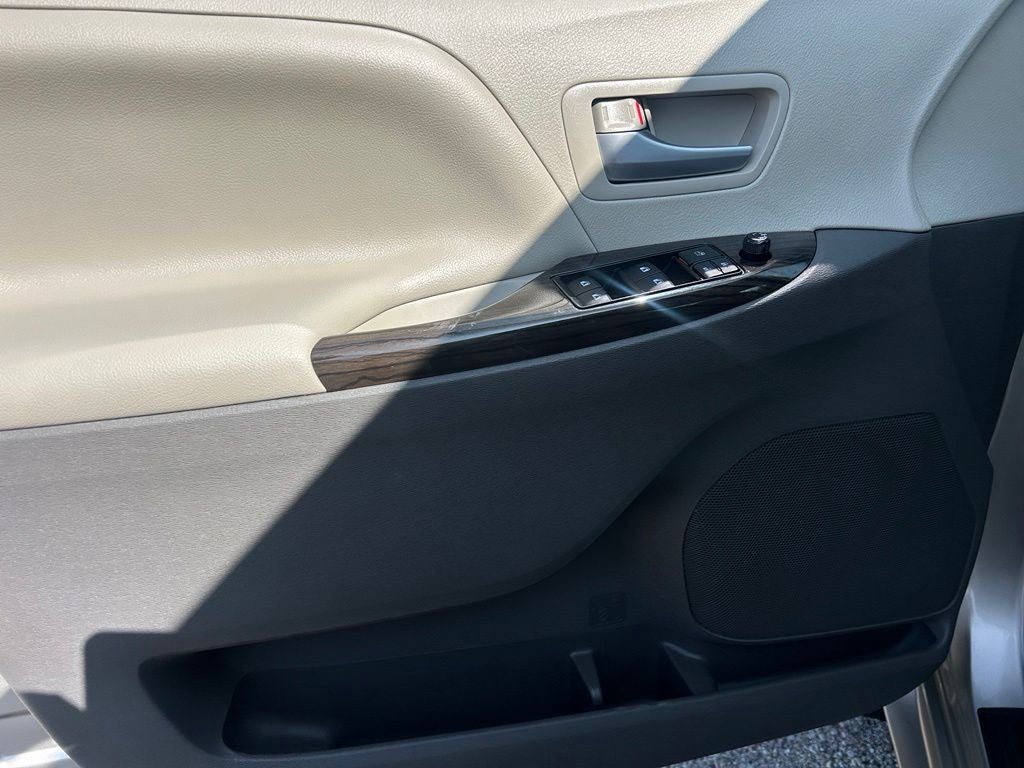 2016 Toyota Sienna XLE 8 Passenger