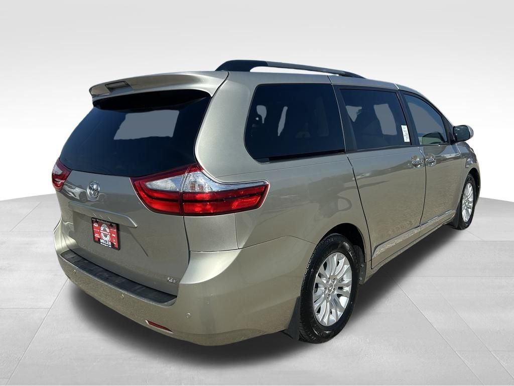 2016 Toyota Sienna XLE 8 Passenger