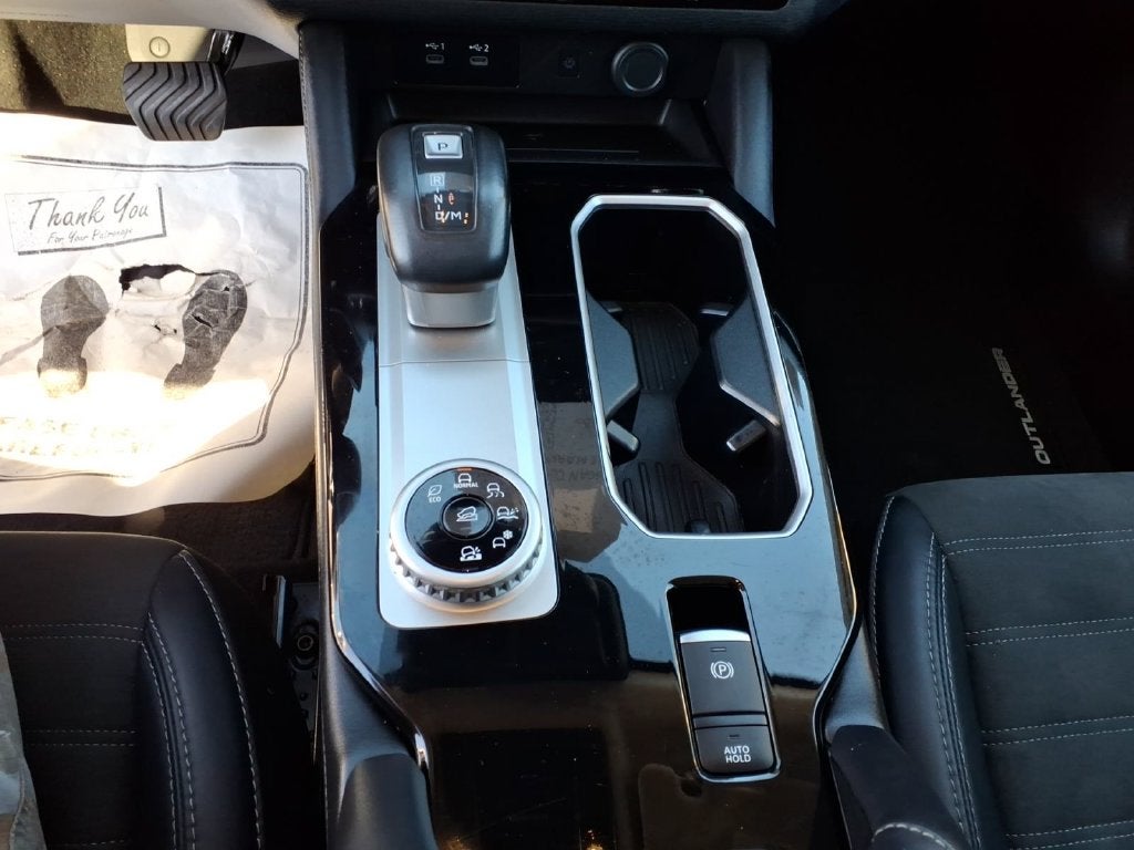 2025 Mitsubishi Outlander Base