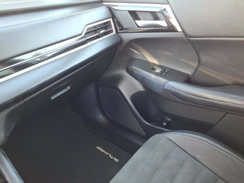 2025 Mitsubishi Outlander Base