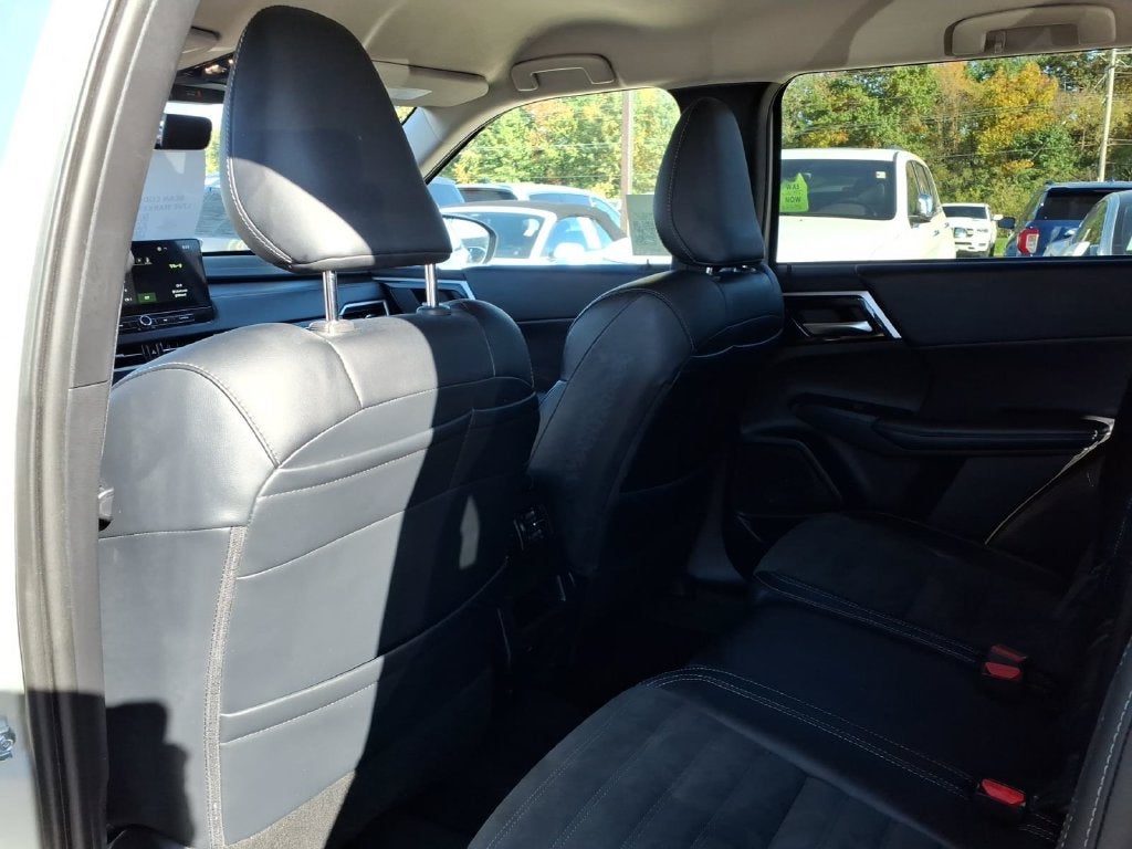 2025 Mitsubishi Outlander Base