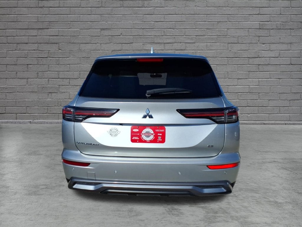 2025 Mitsubishi Outlander Base